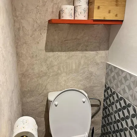 The Entire Flat On One Level Apartment